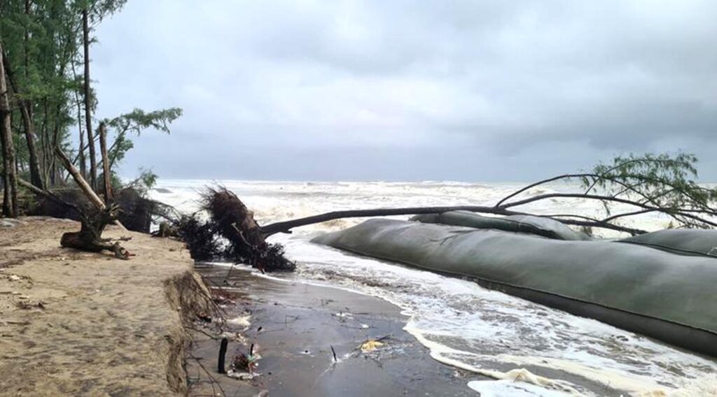 বঙ্গোপসাগরের গভীর নিম্নচাপ বাংলাদেশের উপকূল অতিক্রম শুরু করেছে 10 1 18