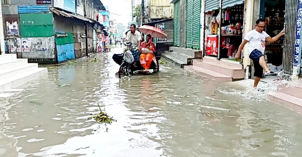 মোরেলগঞ্জে জোয়ারের পানিতে পৌর শহরসহ ২০ গ্রাম প্লাবিত 5 1 20