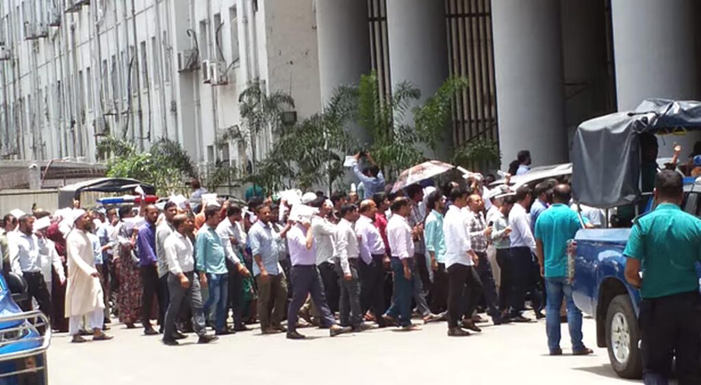 চতুর্থ দিনের মতো সচিবালয়ে কর্মচারীদের বিক্ষোভ 5 11 13