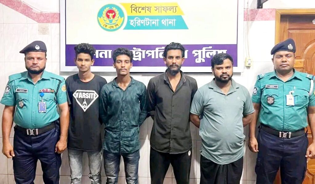 দেশীয় অস্ত্র ও ছিনতাইকৃত মালামালসহ নগরীতে ৪ ছিনতাইকারী গ্রেফতার 7 11 17
