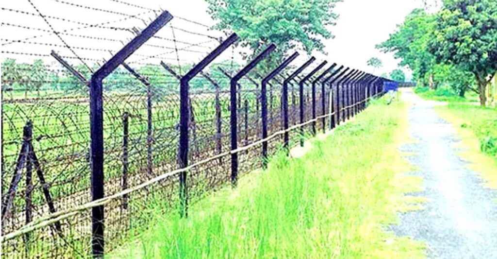 সীমান্তে ঘাস কাটতে যাওয়া বাংলাদেশিকে ধরে নিয়ে গেল বিএসএফ 4 14