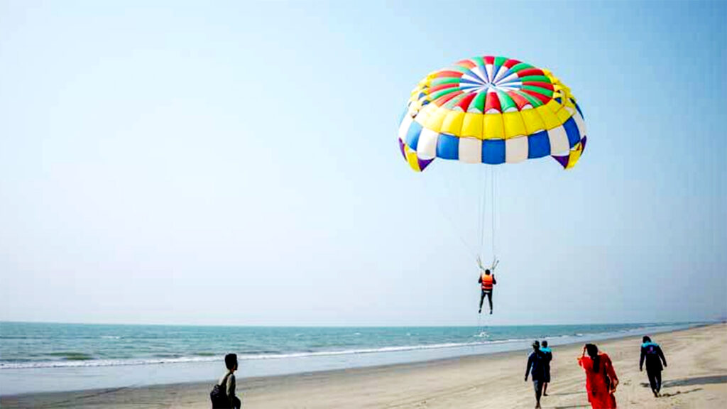 কক্সবাজারে প্যারাসেইলিং থেকে ছিটকে পড়লেন স্বামী-স্ত্রী 2 20 1
