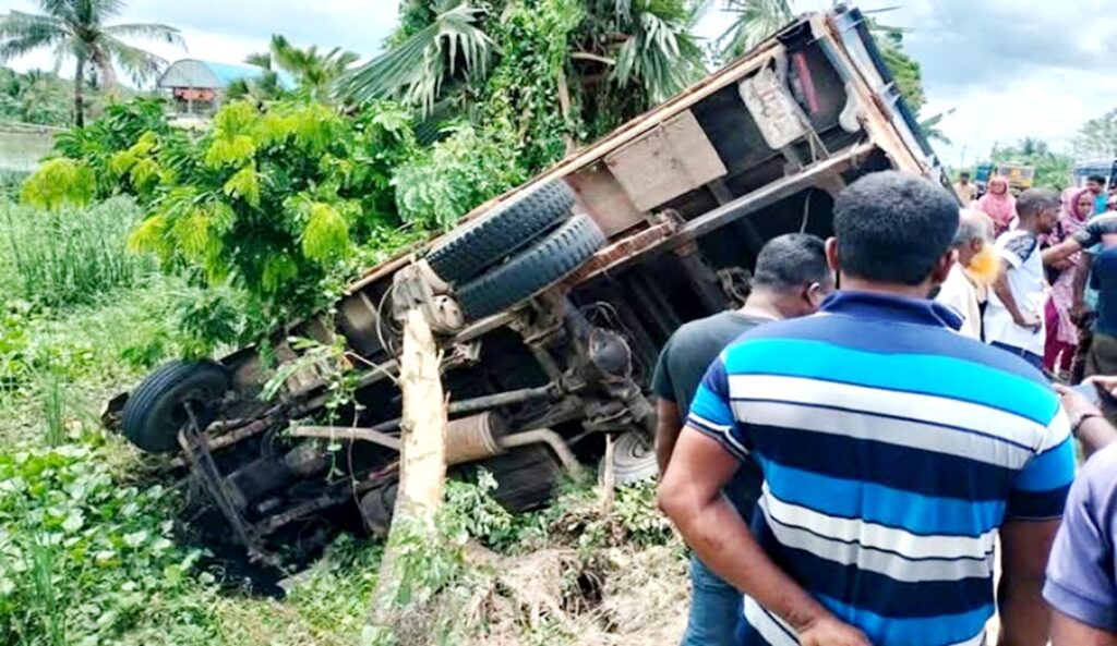 ডুমুরিয়ায় সড়ক দূর্ঘটনায় ট্রাক চালক নিহত 4 3 15