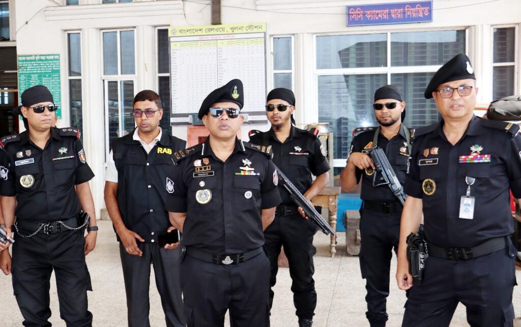 ঈদে যাত্রীসেবা ও আইন-শৃঙ্খলা রক্ষায় মহাসড়কে র্যাব-৬ এর বিশেষ নিরাপত্তা ব্যবস্থা 4 4 20