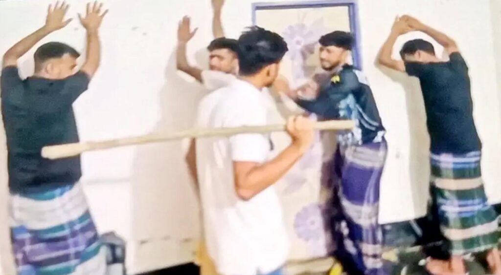 ছাত্রাবাসে পাঁচ ব্যবসায়ীকে জিম্মি করে নির্যাতন, ১০ লাখ টাকা মুক্তিপণ দাবি 1 5 16