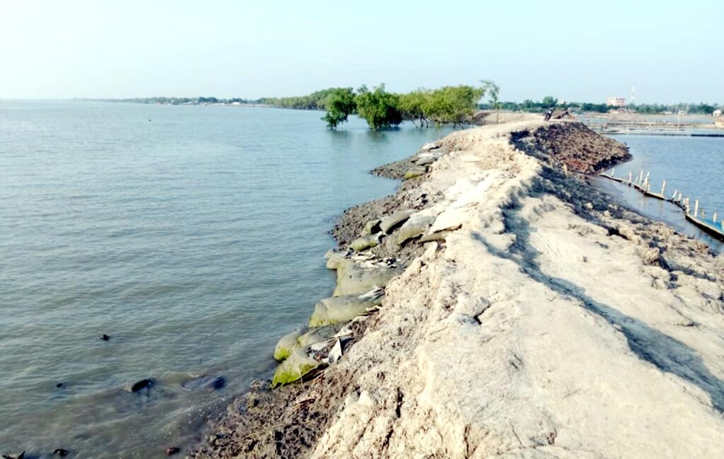 দুই ফুট বাঁধই ভরসা,আতঙ্কে রাত কাটে উপকূলবাসীর 6 6 16