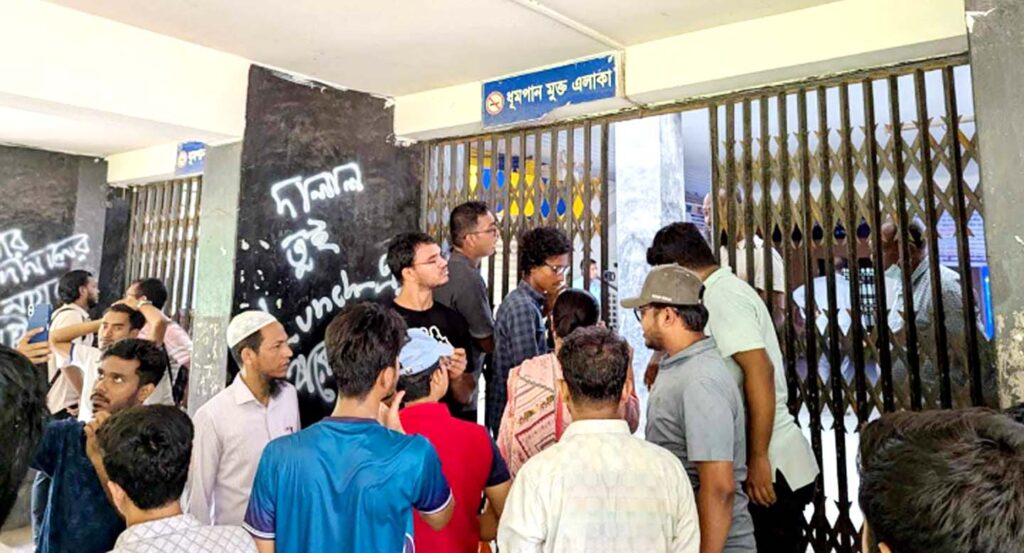 জোরপূর্বক ঢাবির প্রশাসনিক ভবনে তালা দিল ছাত্রদল-বাম 9 6 3