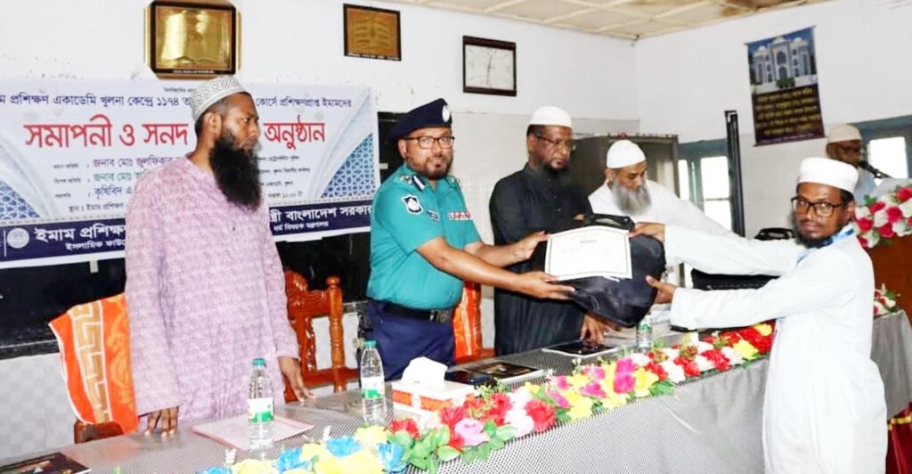 খুলনায় ইমাম প্রশিক্ষণ একাডেমির ১১৭৪ তম ব্যাচের সমাপনী ও সনদ বিতরণ সম্পন্ন 3 8 13