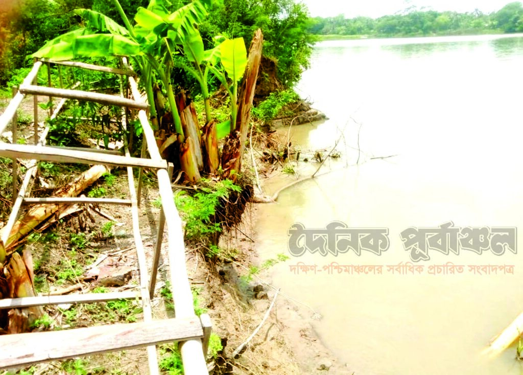দিঘলিয়ায় আতাই নদীর ভাংগনে ১০টি বসতবাড়ি নদী গর্ভে বিলীন 2 9 11