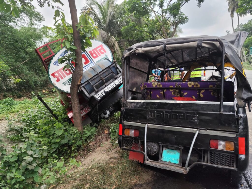 খুলনা-সাতক্ষীরা মহাসড়কে ট্যাংকলরী-থ্রিহুইলার মুখোমুখি সংঘর্ষে ৭জন হতাহত 1 Khulna RTA 17.5.25 2