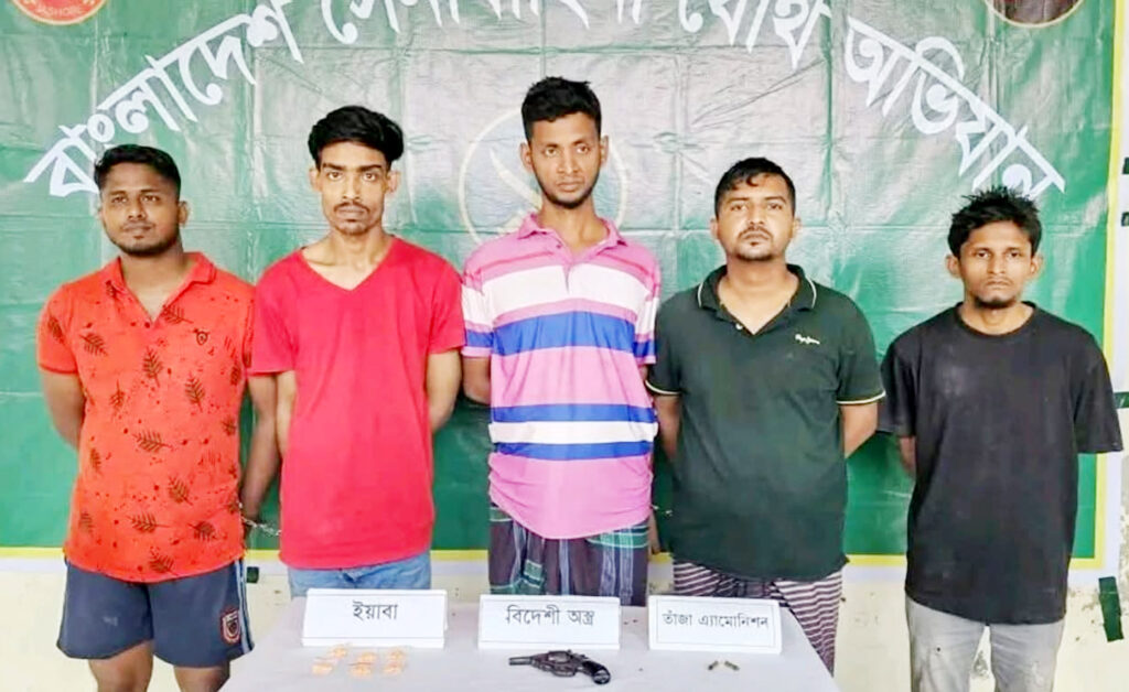 খুলনায় বিদেশি রিভলভার, গুলি ও ইয়াবাসহ ৫ জন আটক 3 1 11
