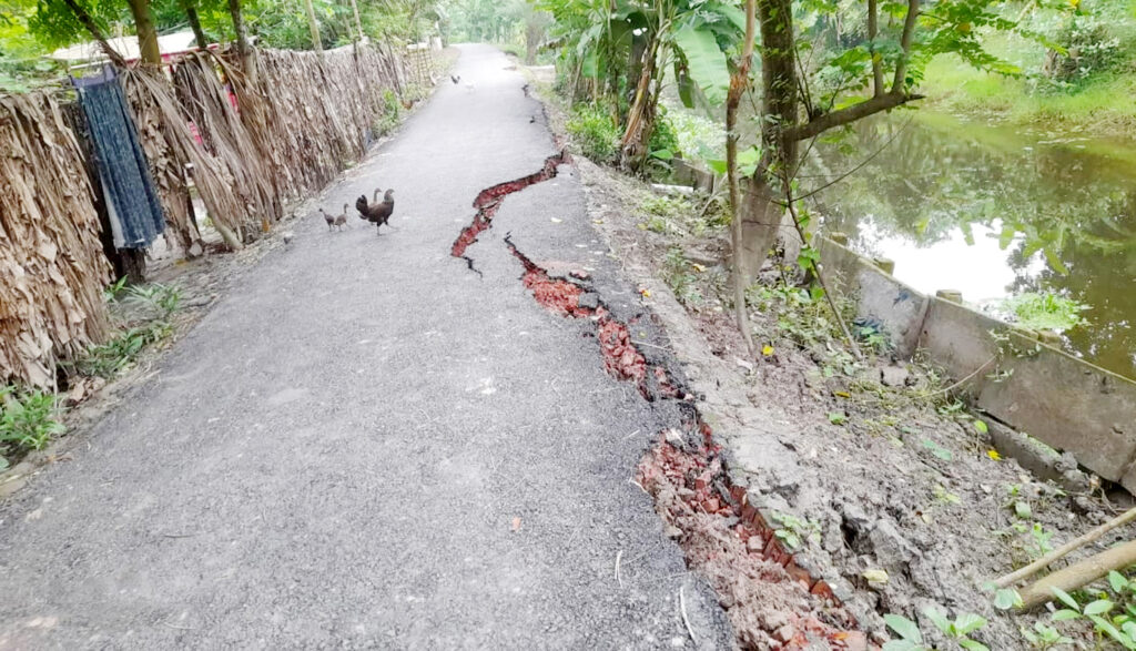 তেরখাদায় সংস্কারের কিছুদিন পরই রাস্তায় ভাঙন, দুর্ভোগে এলাকাবাসী 10 1 24