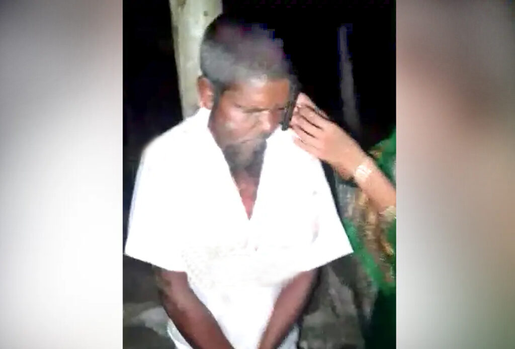 বগুড়ায় নবদম্পতির বনিবনা না হওয়ায় ঘটককে গাছে বেঁধে বেড়ধক পিটুনি 4 10 9