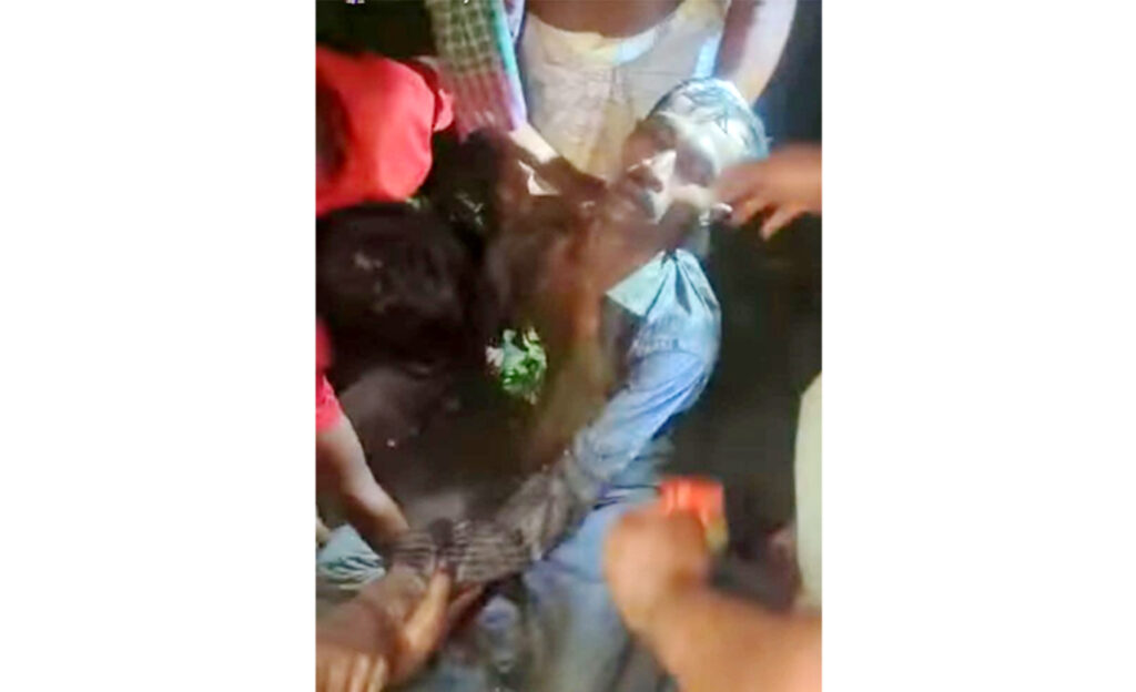 যশোরের মনিরামপুরে ধানক্ষেতে জ্যান্ত মাটিচাপা দেওয়া ব্যক্তিকে জীবিত উদ্ধার 6 11 15