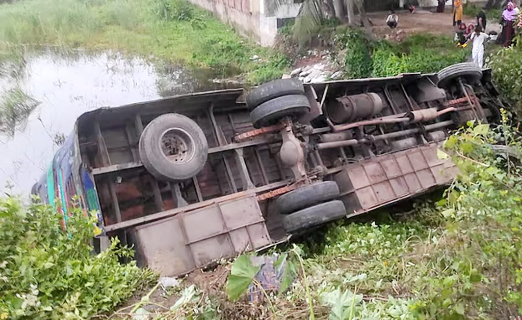 কুমিল্লায় নিয়ন্ত্রণ হারিয়ে বাস খাদে, নিহত ১ 8 14 1