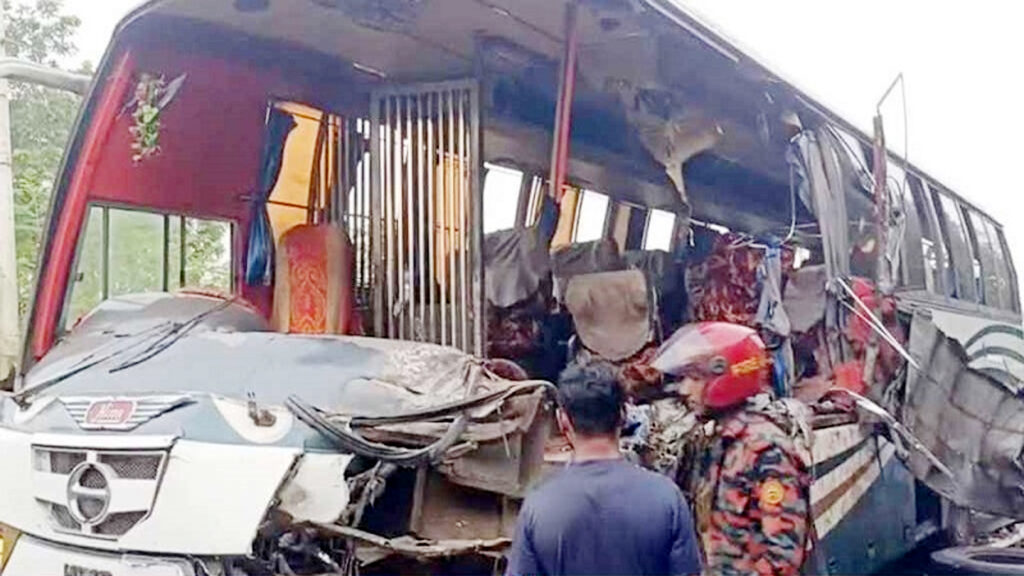 দিনাজপুরে বাস-ট্রাকের মুখোমুখি সংঘর্ষে নিহত ৫, আহত ১৫ 6 16 1
