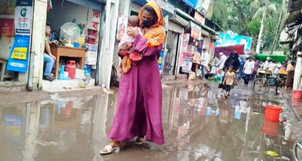 সামান্য বৃষ্টিতেই তেরখাদার অধিকাংশ বাজারে কাদা-পানিতে দুর্ভোগ 5 2 11