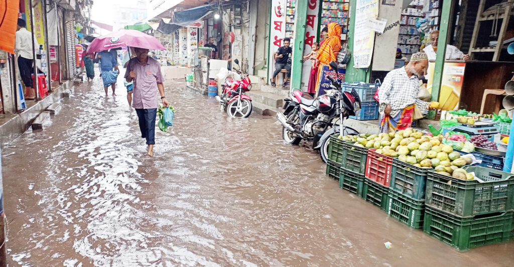 মোরেলগঞ্জ পৌর শহরের সড়কের বেহাল দশা 5 23 1