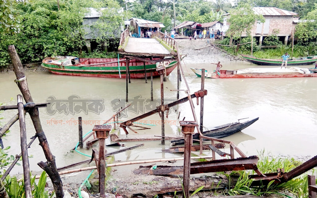 মোরেলগঞ্জে সেতু ভেঙ্গে খালে, সবজি ব্যবসায়ী নিহত 7 3 22