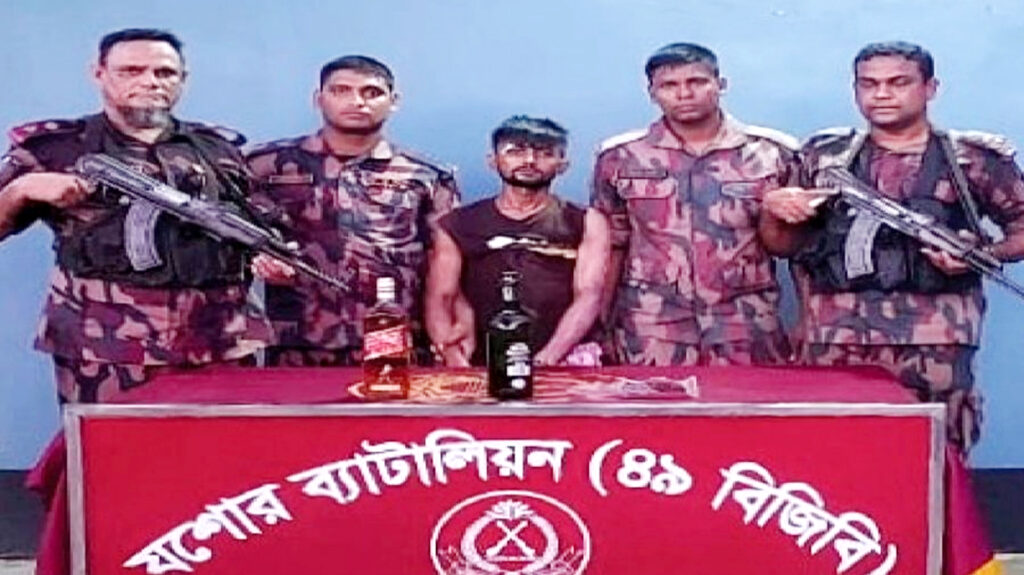 যশোরে মদ ও বার্মিজ চাকুসহ ১৬টি মামলার আসামি পিচ্চি রাজা আটক 1 3 7