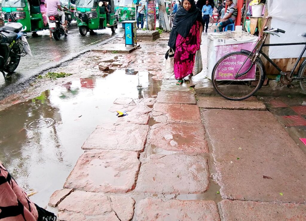 দৌলতপুরের ফুটপাতে পা ফেলার মতো জায়গা নেই, জনদুর্ভোগ চরমে 10 4 1