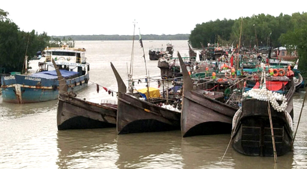 বৈরী আবহাওয়ায় কষ্টে আছে উপকূলের জেলেরা 8 4 15