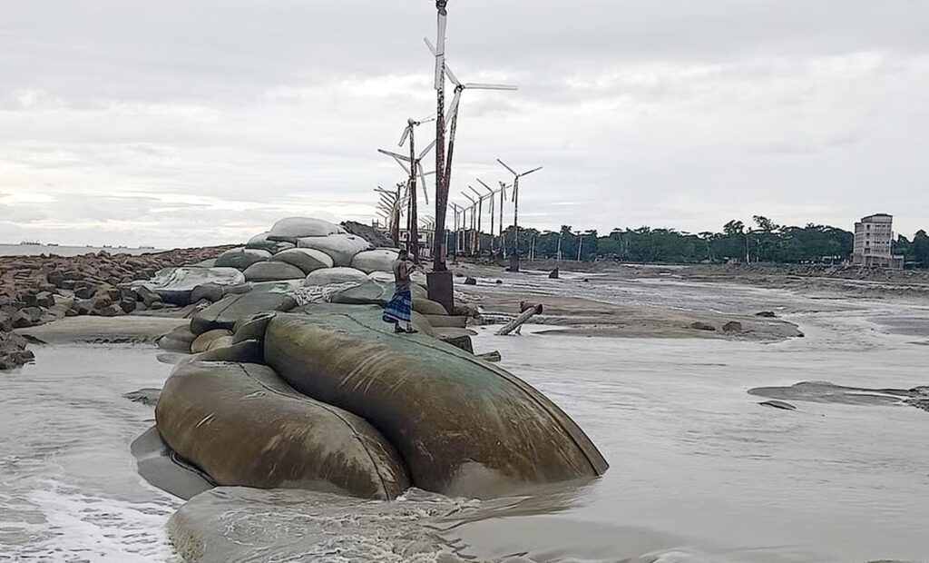 কক্সবাজারের দুই উপজেলায় দেড় হাজার মিটার বেড়িবাঁধ বিলীন 4 5
