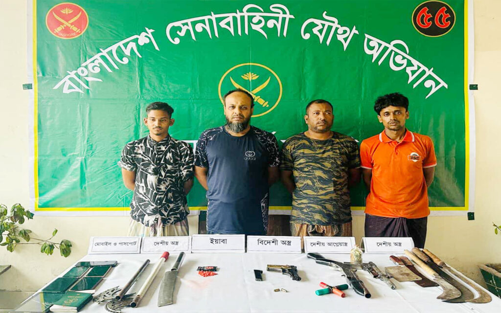 খুলনার টুটপাড়ায় সেনাবাহিনী ও পুলিশের যৌথ অভিযানে বিদেশি পিস্তল, শর্টগানসহ ‘বুলবুল গ্রুপ’-এর চার সন্ত্রাসী গ্রেফতার 3 7 12