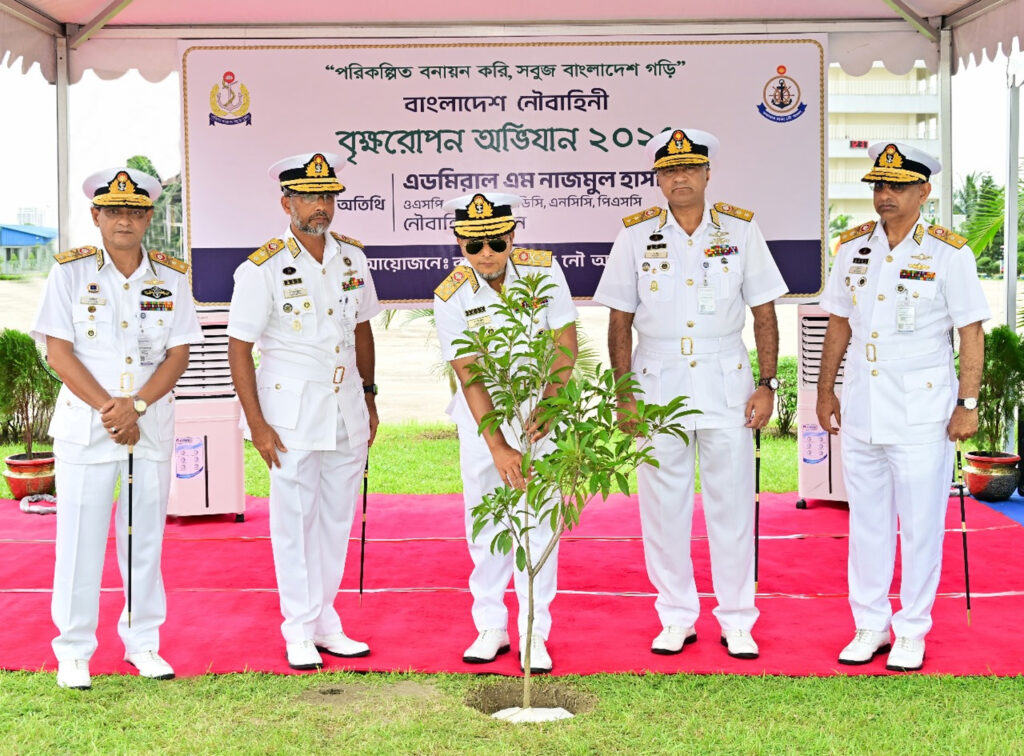 নৌবাহিনীর বৃক্ষরোপণ কর্মসূচি-২০২৫ কার্যক্রমের উদ্বোধন করলেন নৌবাহিনী প্রধান 3 8 18