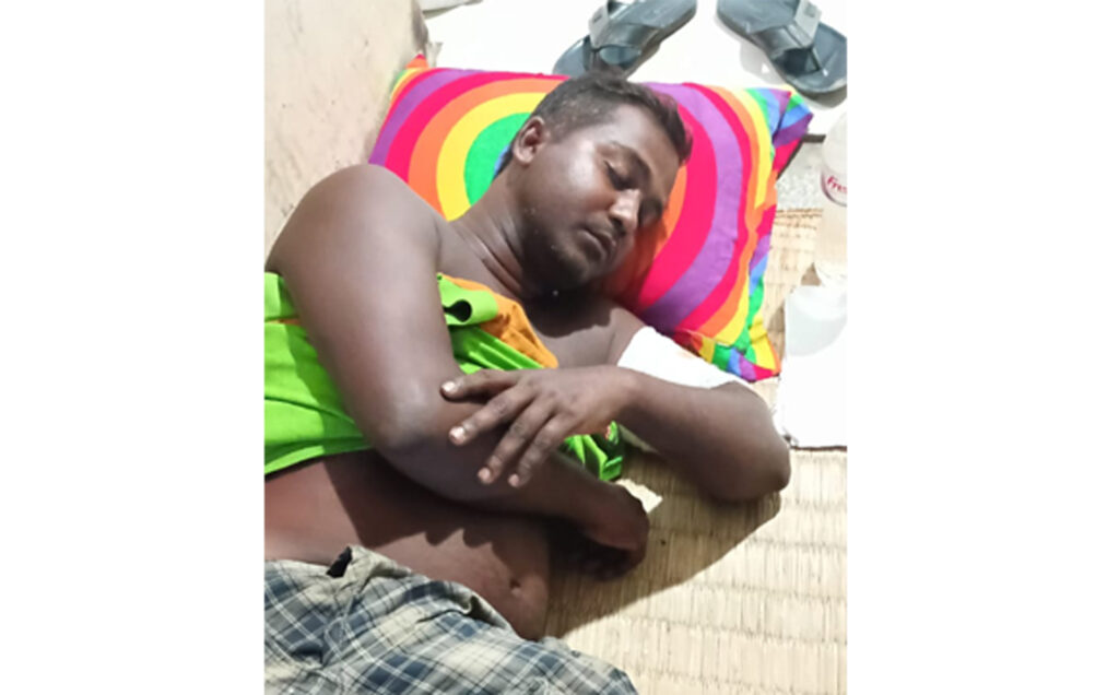 মাদক ব্যবসায়ীর চাপাতির কোপে আহত ‘দৈনিক পূর্বাঞ্চল’ প্রতিনিধি 2 9 16