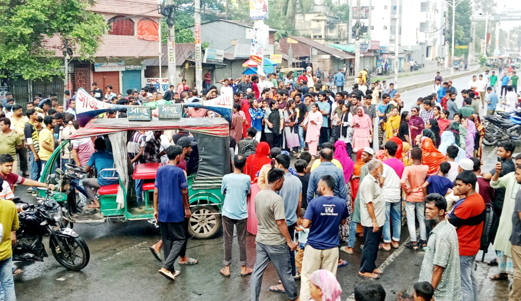 খুলনায় কেএমপি কমিশনারের পদত্যাগ দাবিতে ঘেরাও ও অবরোধ অব্যাহত 1 9 19