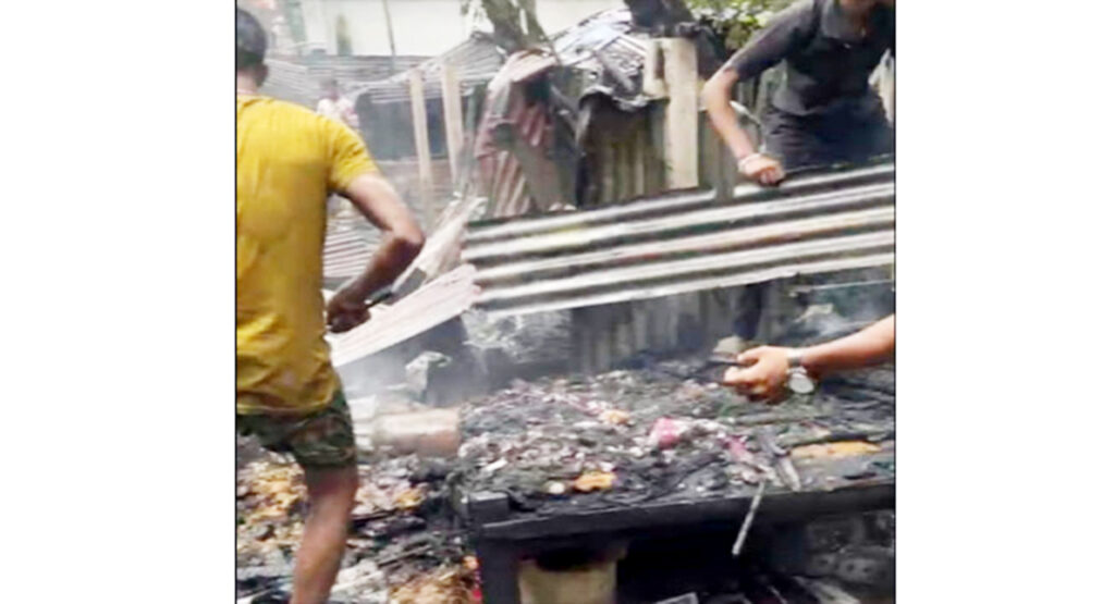 সিরাজগঞ্জে ভয়াবহ অগ্নিকাণ্ডে ১০ বাড়ি আগুনে পুড়ে ছাই 6 10 14