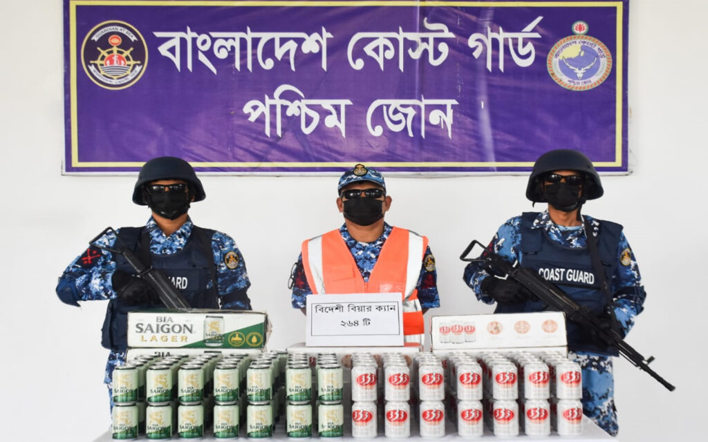মোংলায় কোস্ট গার্ডের অভিযানে বিপুল পরিমাণ বিদেশি বিয়ার জব্দ 1 13 14
