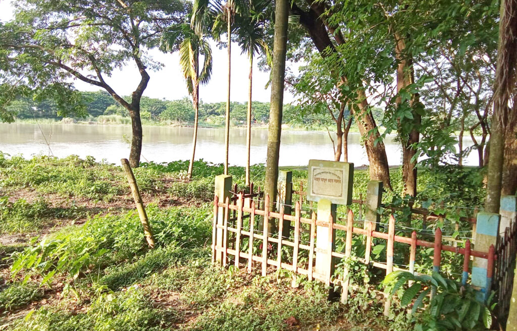 প্রাচীনতম ঈদগাহ ও কবরস্থান মধুমতির গর্ভে বিলীন প্রায়: নড়াইলের সরসপুর-পহরডাঙ্গার ঐতিহ্য হারানোর পথে 10 14 13