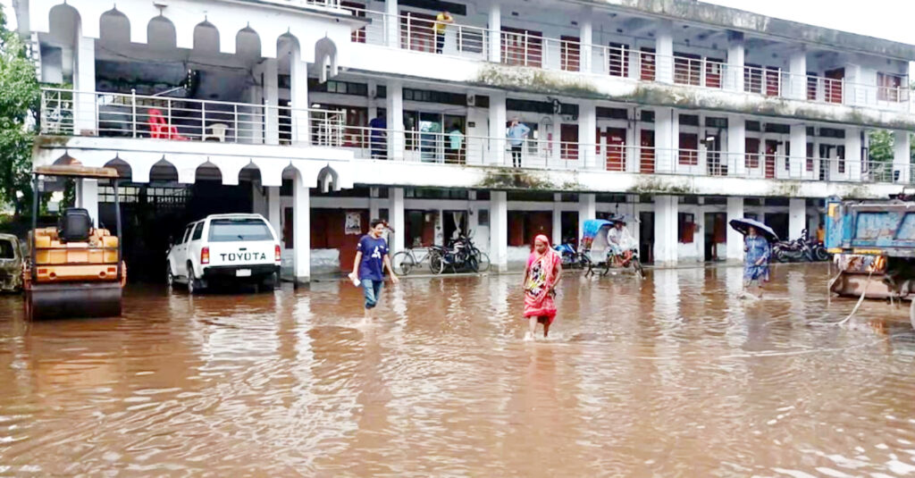 টানা বৃষ্টিতে প্লাবিত বাগেরহাট, ভোগান্তিতে সাধারন মানুষ 10 2 6