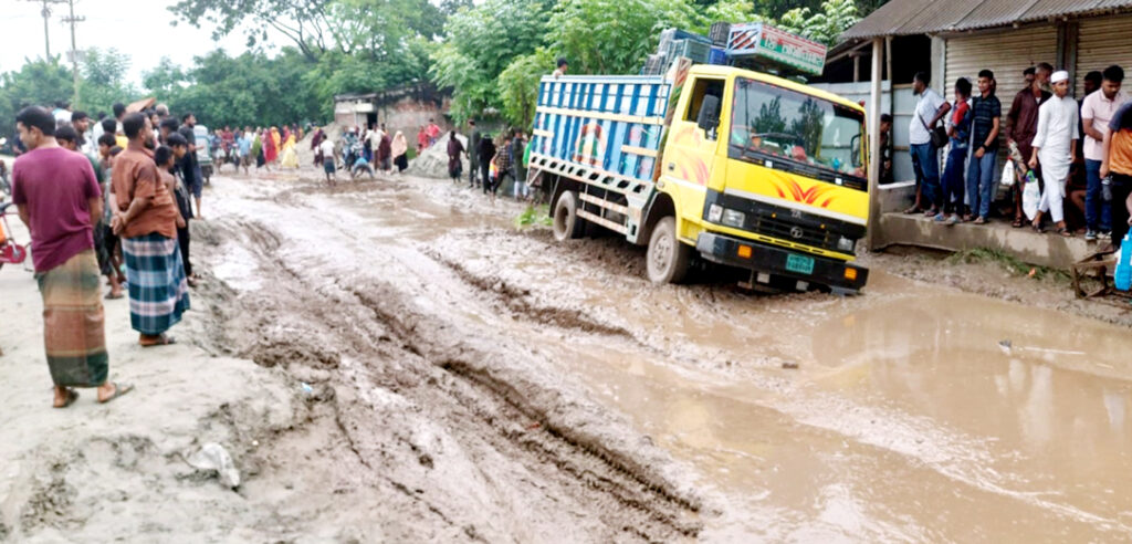 খুলনা-পাইকগাছা প্রধান সড়কের তালা উপশহর সংলগ্ন বেহাল দশা, জনভোগান্তি চরমে 2 3 12