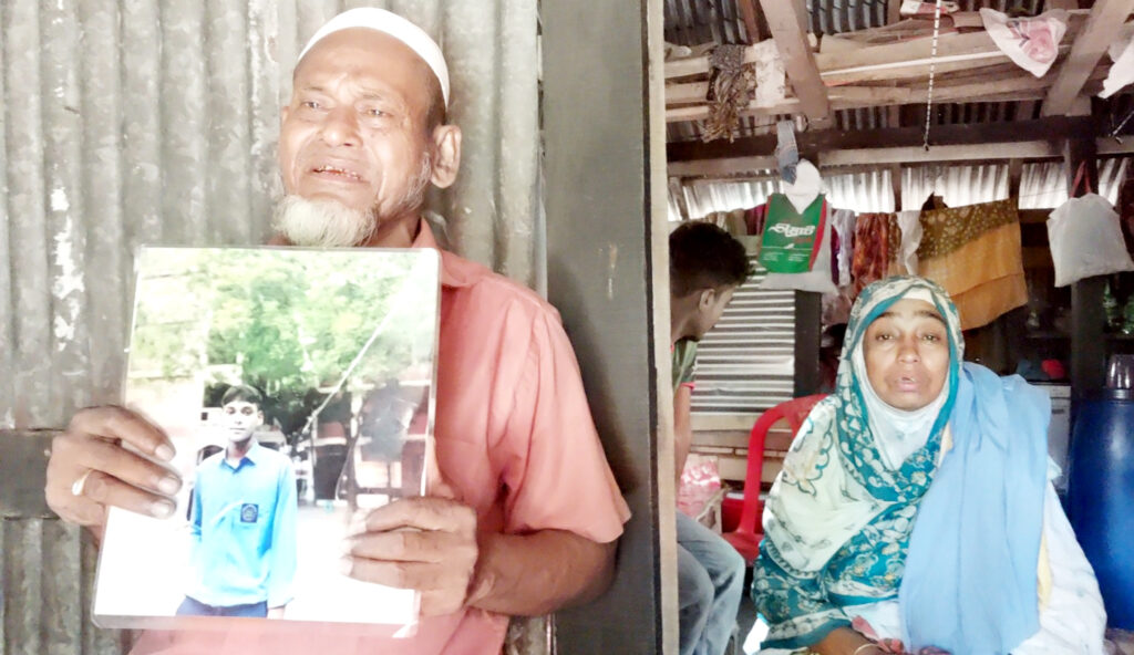 স্বজনদের কান্না থামেনি আজও: মোরেলগঞ্জে শহীদ মাহফুজের স্বপ্ন ছিলো সেনাবাহিনীতে চাকুরি করার 9 6 22