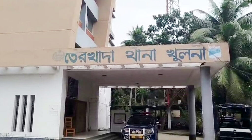 তেরখাদায় আসামি ছিনিয়ে নেয়ার চেষ্টা, আদালতে আত্মসমর্পণকারী ১৫ আসামি কারাগারে প্রেরণ 7 6 8
