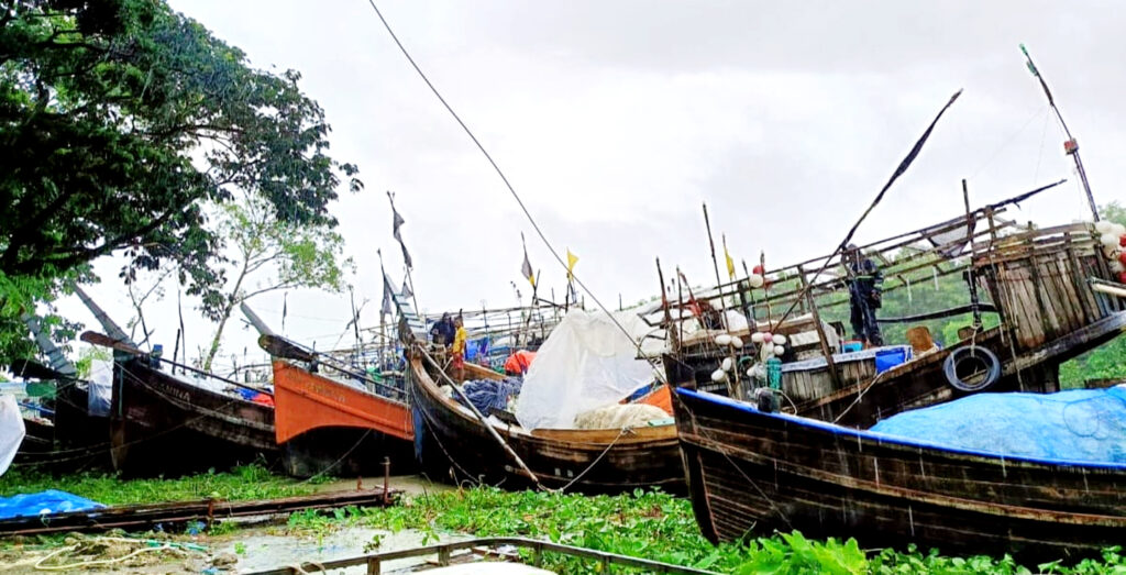 উত্তাল সাগরে টিকতে না পেরে ফিশিং ট্রলার বহর উপকূলে নিরাপদ আশ্রয়ে 7 8 23